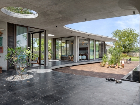 The Veranda House / Studio Espaazo